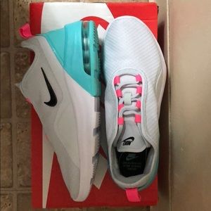 WMNS NIKE AIR MAX MOTION 2